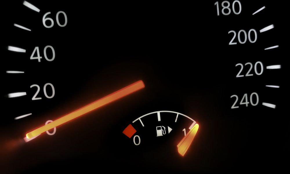 Prețurile mari la carburanți îi fac pe șoferi să conducă preventiv