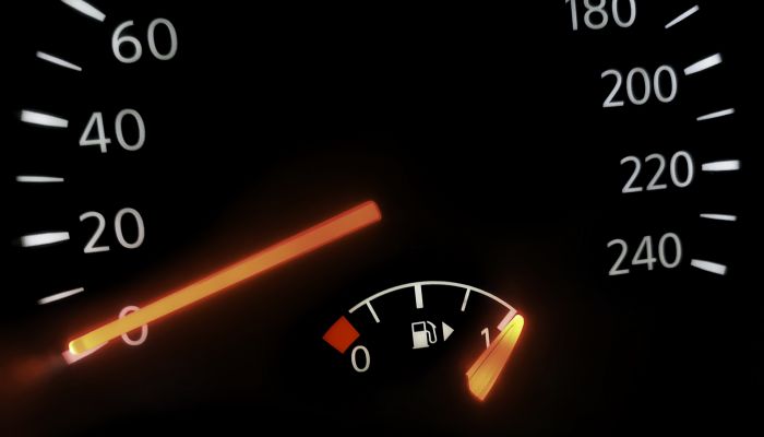 Prețurile mari la carburanți îi fac pe șoferi să conducă preventiv